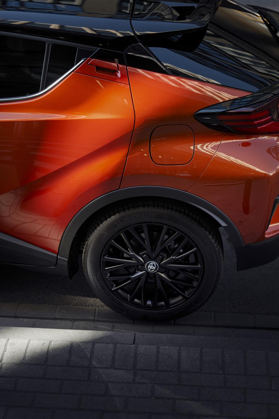 Детали экстерьера Toyota C-HR Hybrid 2019 года  (WW) (фото 22 из 174)